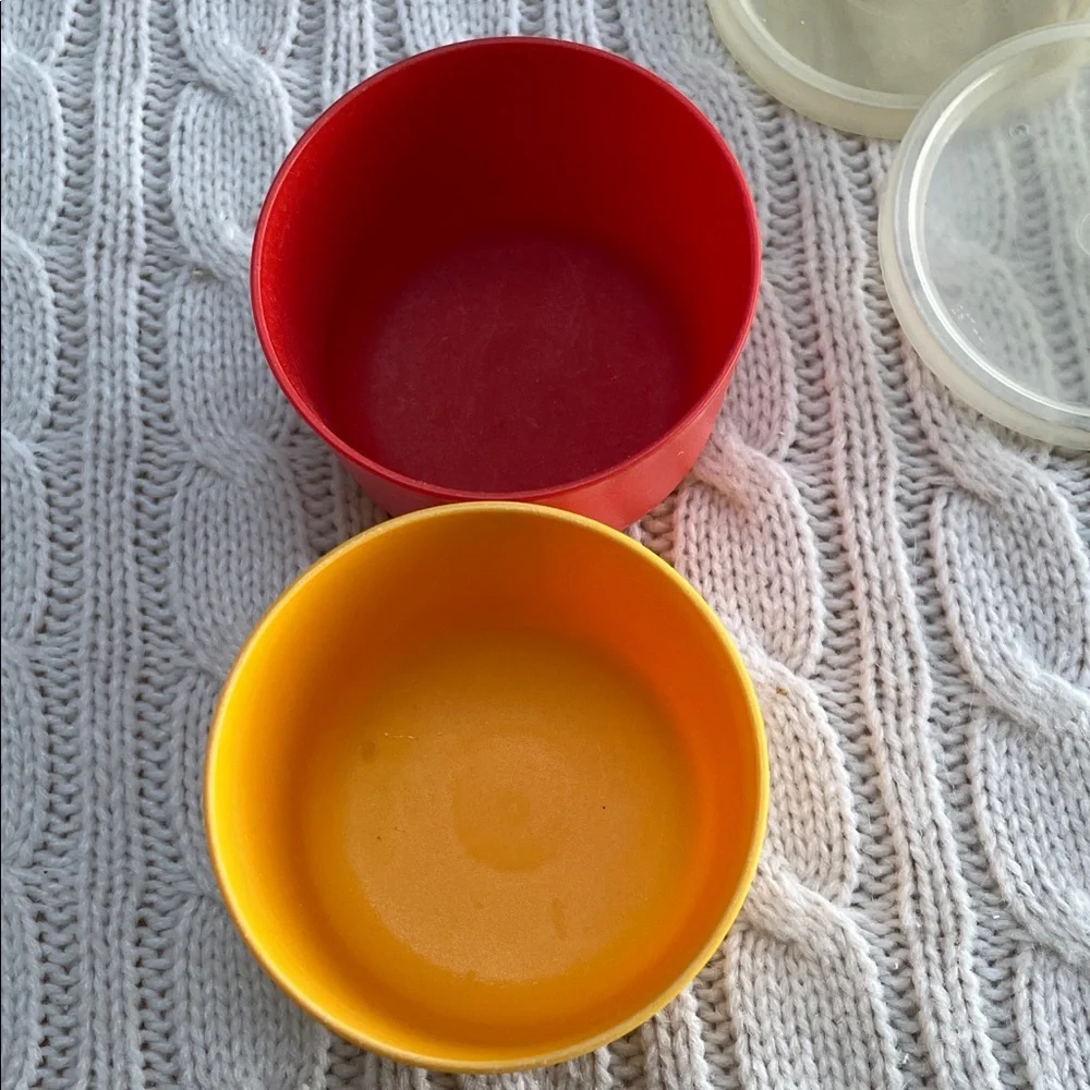 VTG Tupperware snack cups 4 oz round containers  model number 1229 with Lids